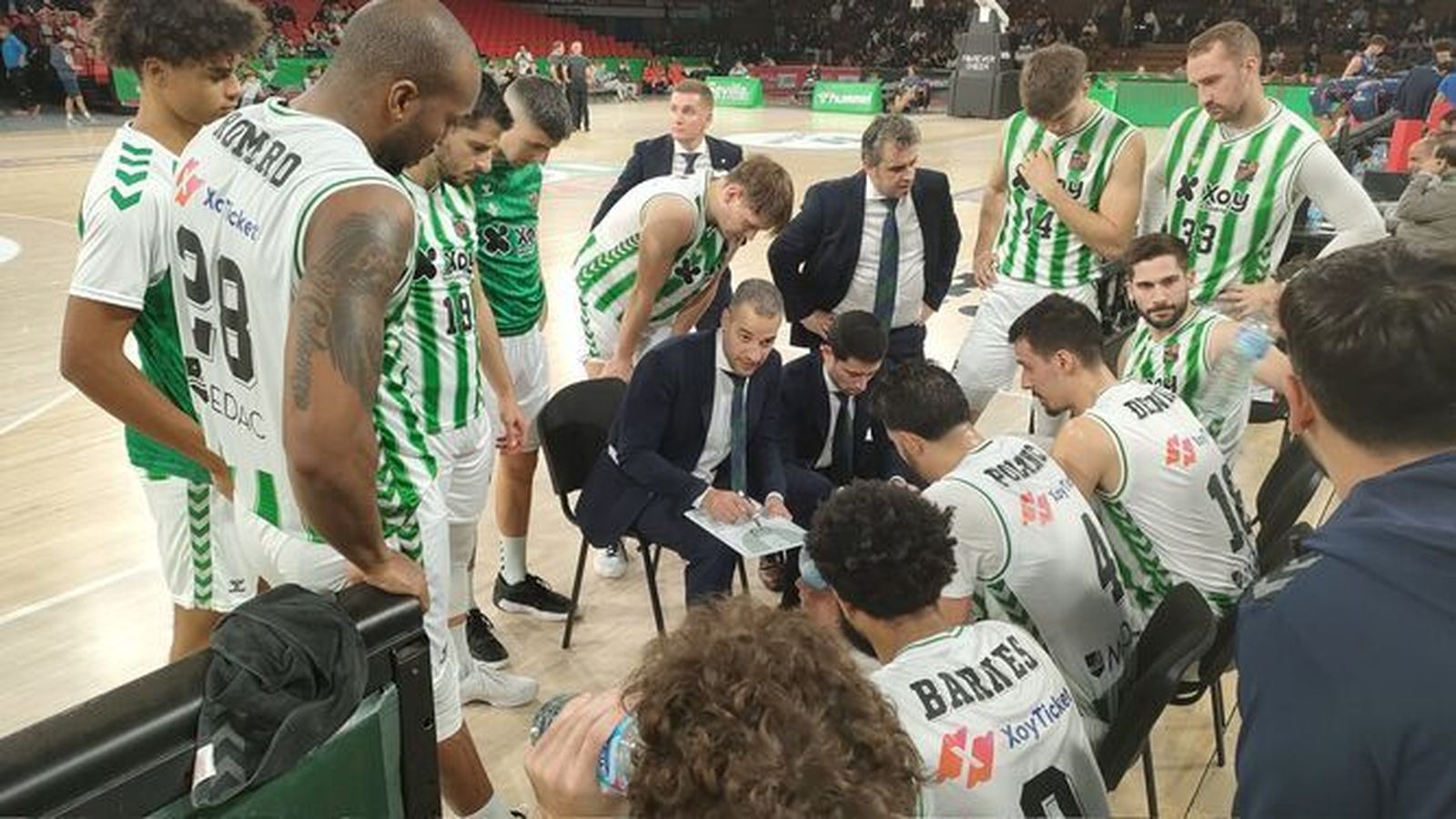 Bruno Savignani les da instrucciones a sus jugadores en uno de los tiempos muertos.
