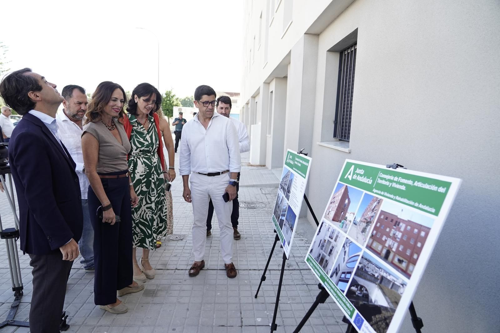 Visita de la consejera y del alcalde a la promoción de viviendas