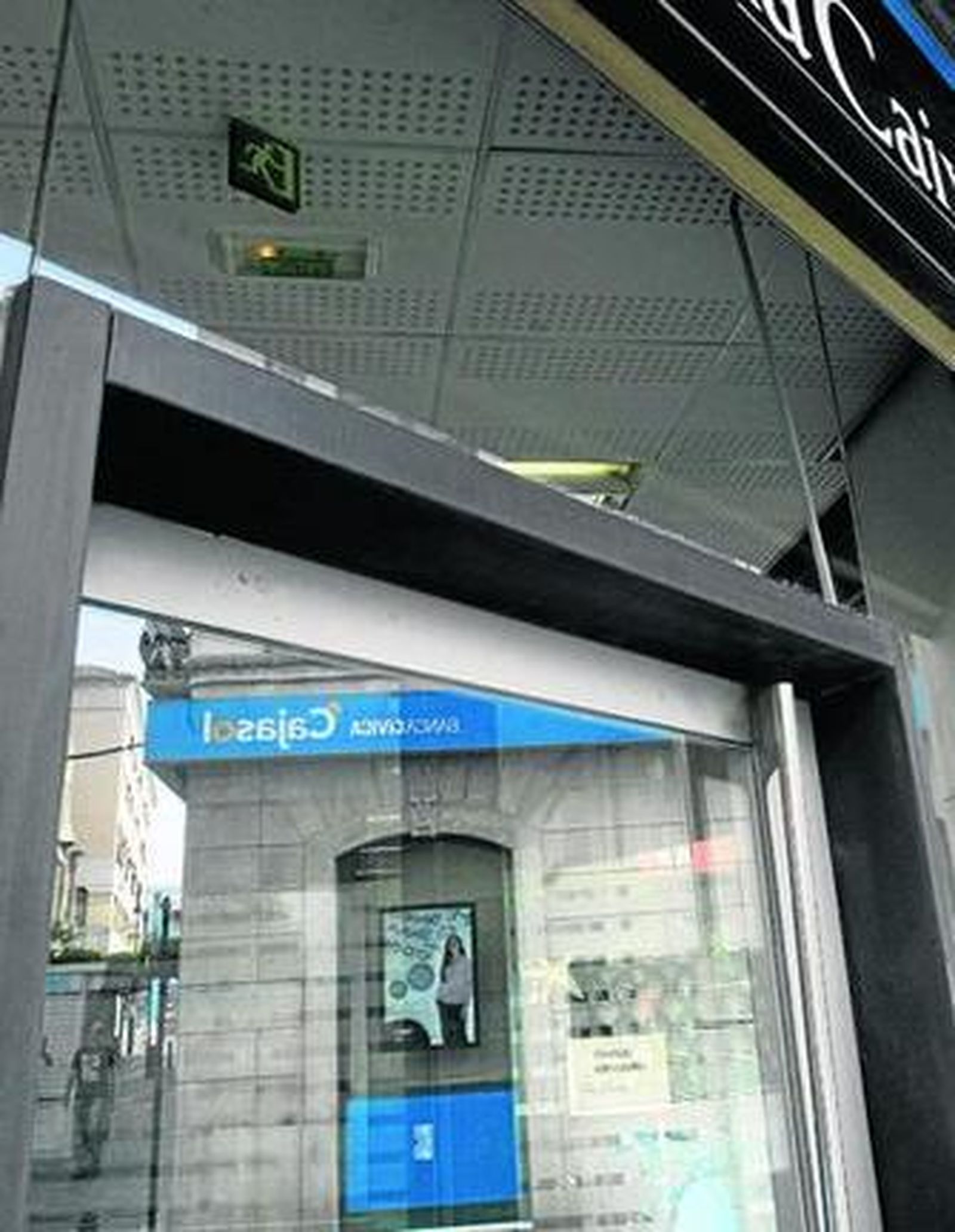 La fachada de Cajasol, reflejada en otra entidad bancaria en Algeciras.