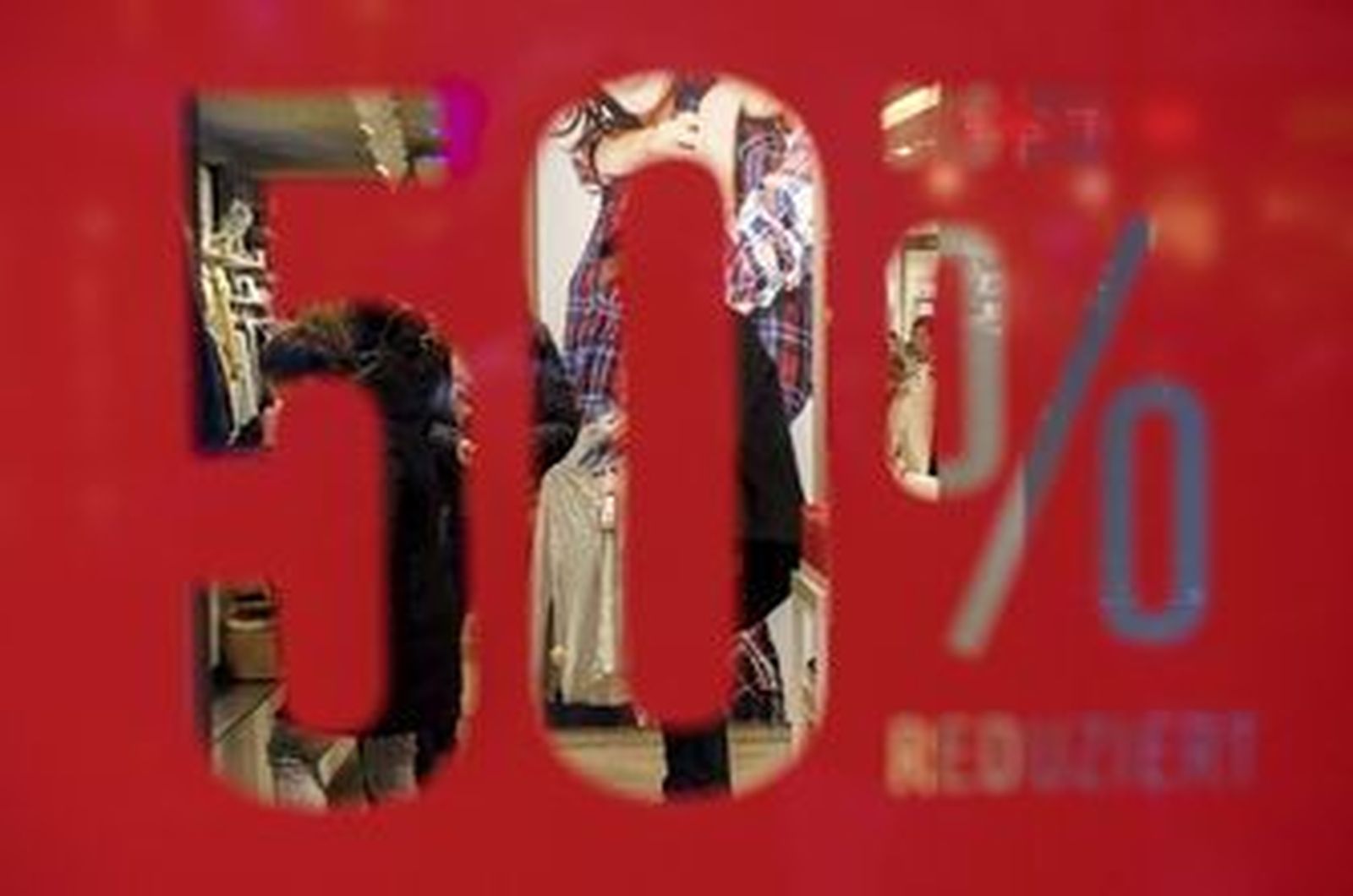 Un vinilo en la ventana de una tienda anunciando las rebajas