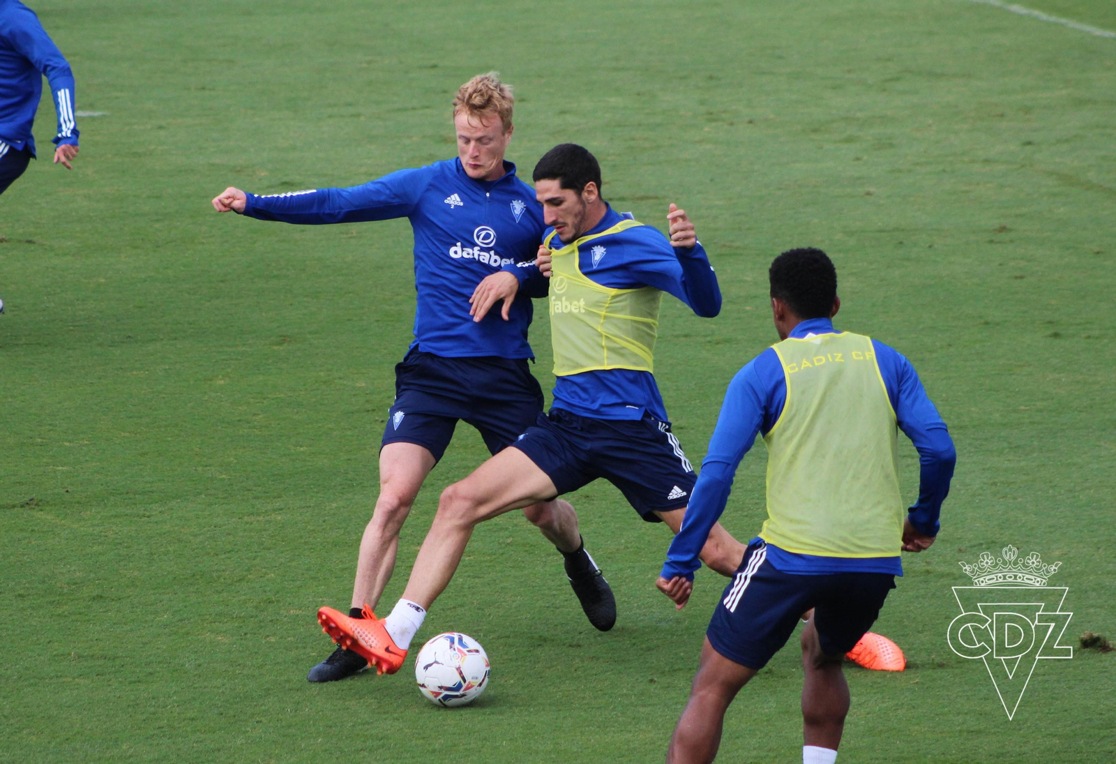 Jonsson y Bodiger pugnan por el balón en presencia de Lozano.