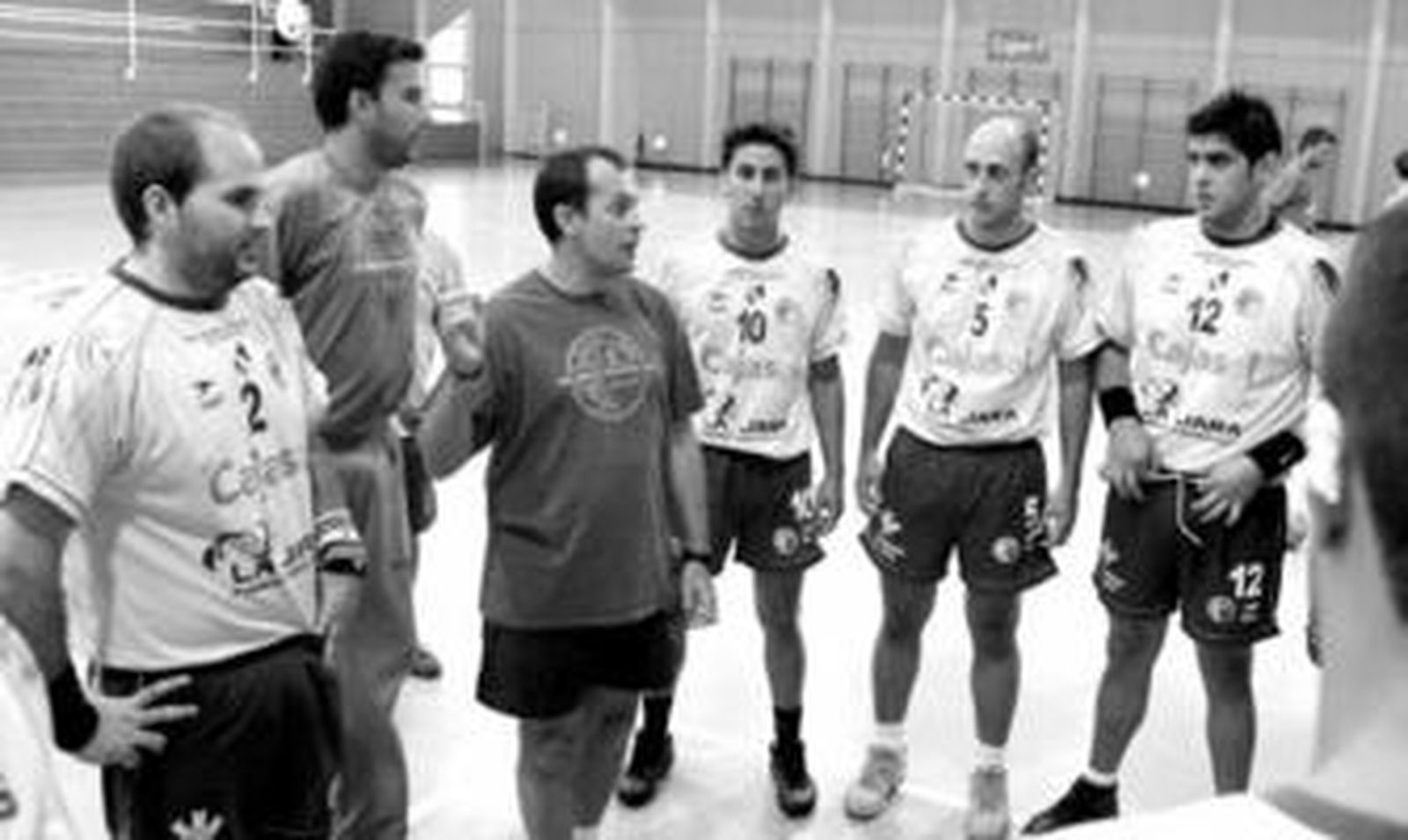 Fernando Castelló da instrucciones a sus jugadores poco antes de un encuentro esta temporada.