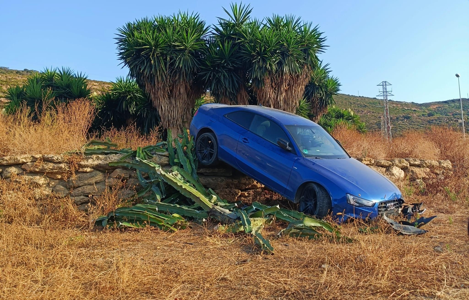 El coche accidentado tras salirse de la vía a la altura de la rotonda de Cala Sardina.