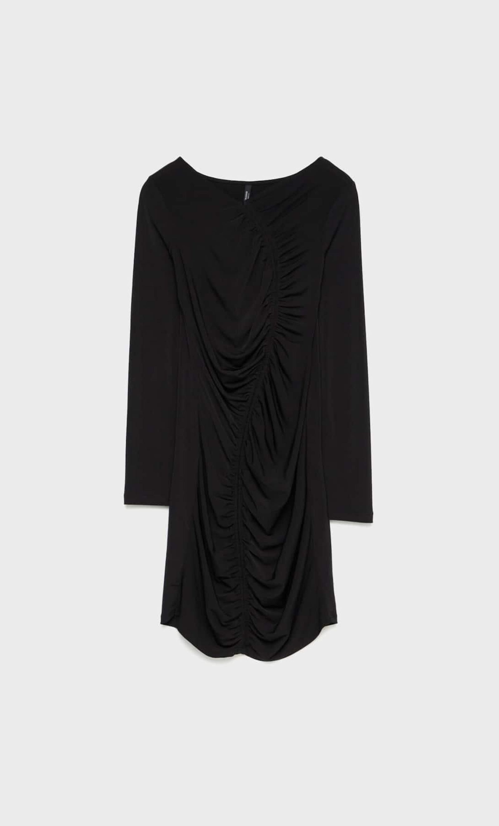 Vestido negro fruncido de Stradivarius.