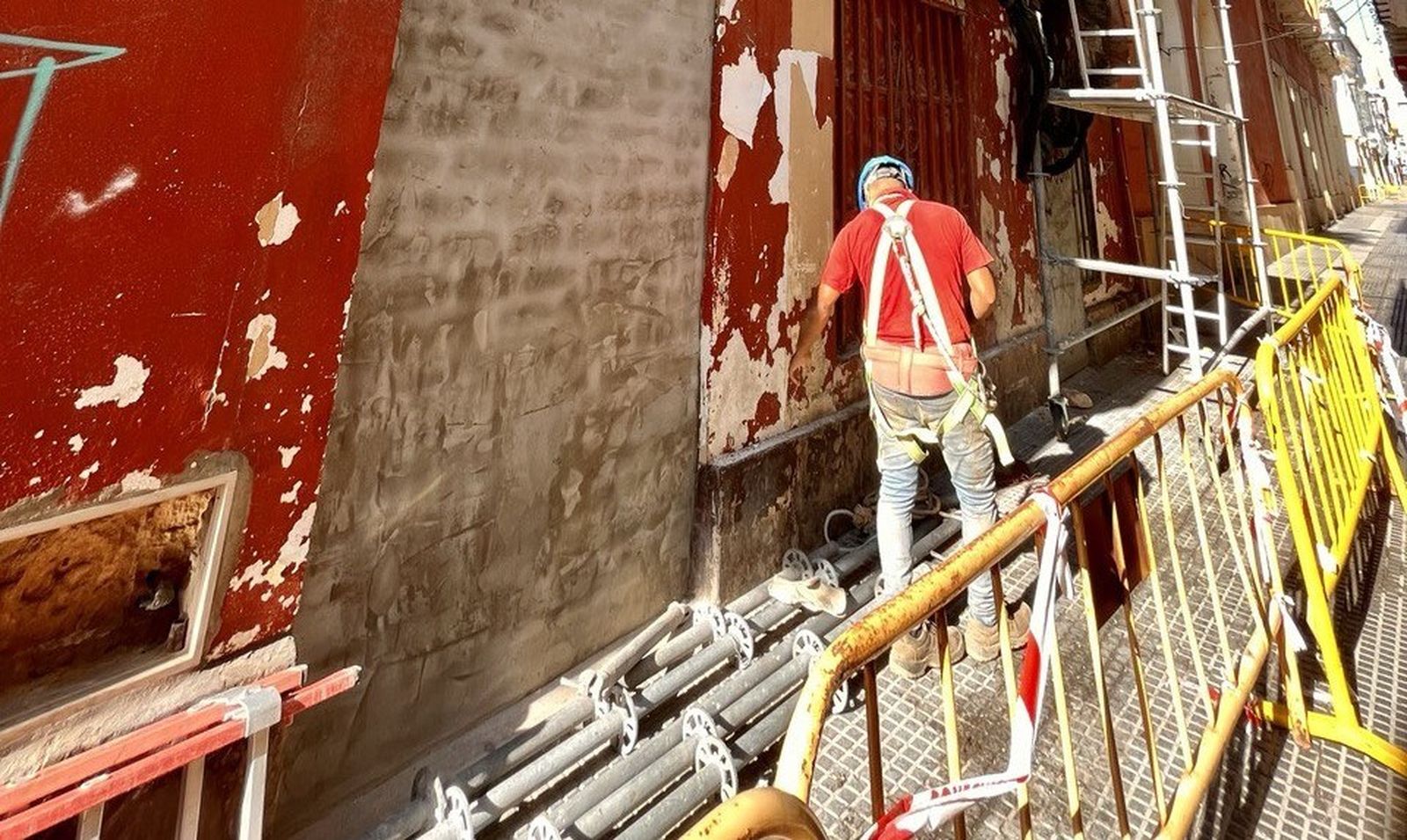 Una imagen de los trabajos para la rehabilitación de la fachada de Ricardo Alcón 3.