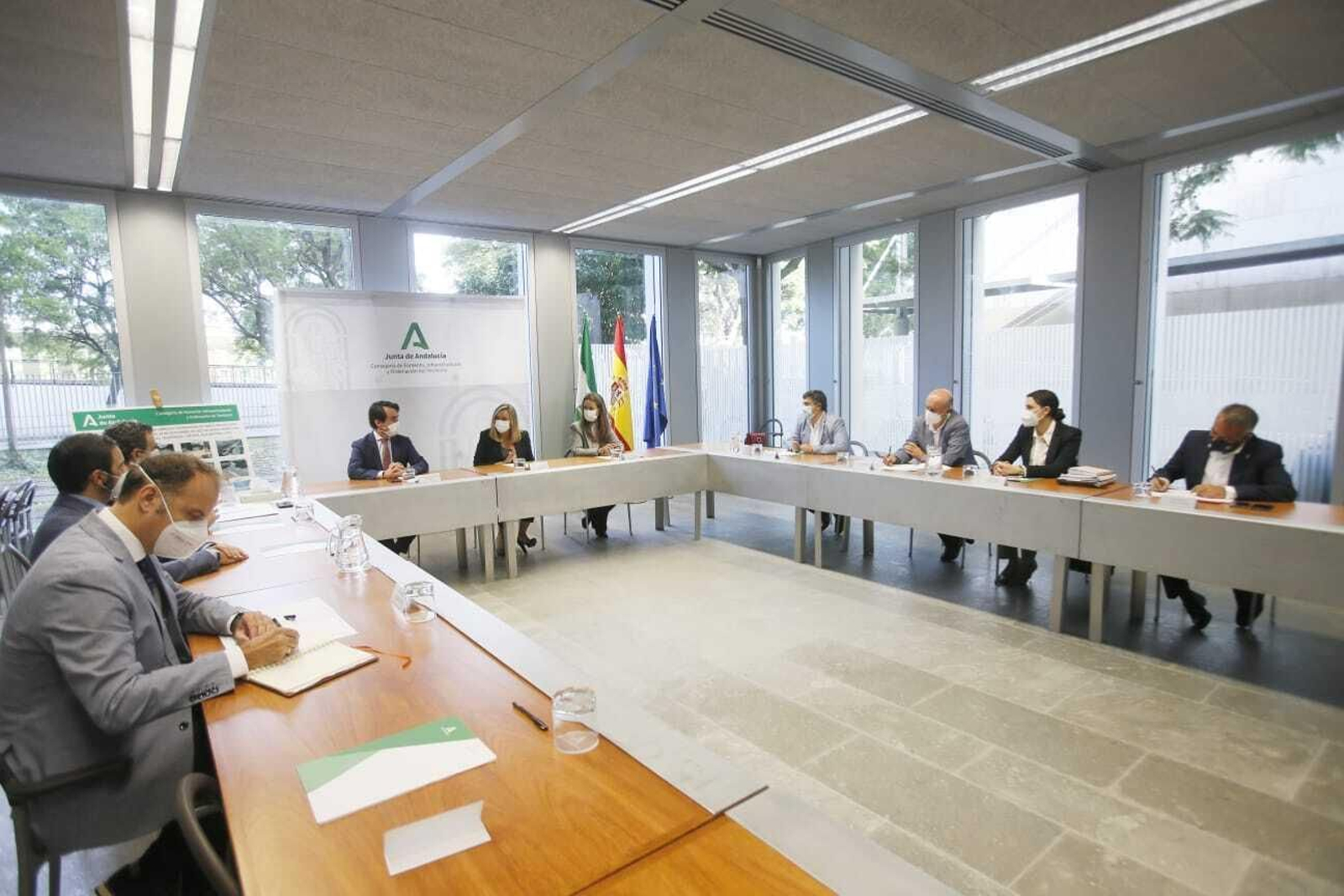 Reunión de Marifrán Carazo con alcaldes y representantes municipales de la provincia de Huelva.