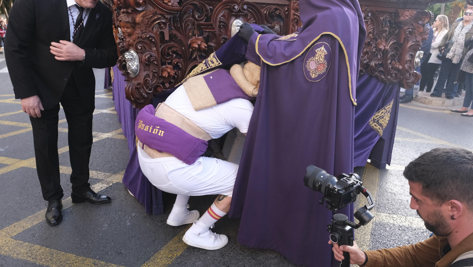 La procesión de Pasión en Almería, en imágenes