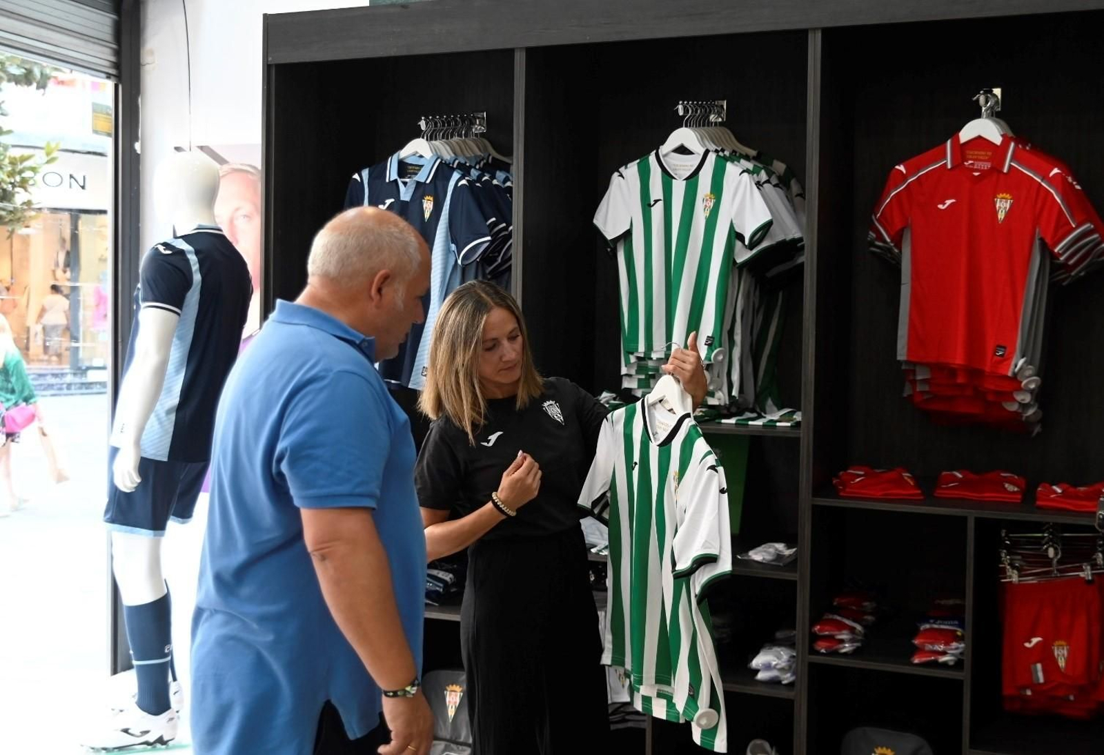 Las mejores fotos del primer día de venta de las nuevas camisetas del Córdoba CF