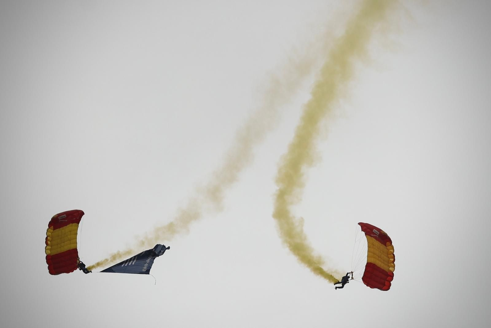 El festival acrobático áereo de Torre del Mar, en imágenes