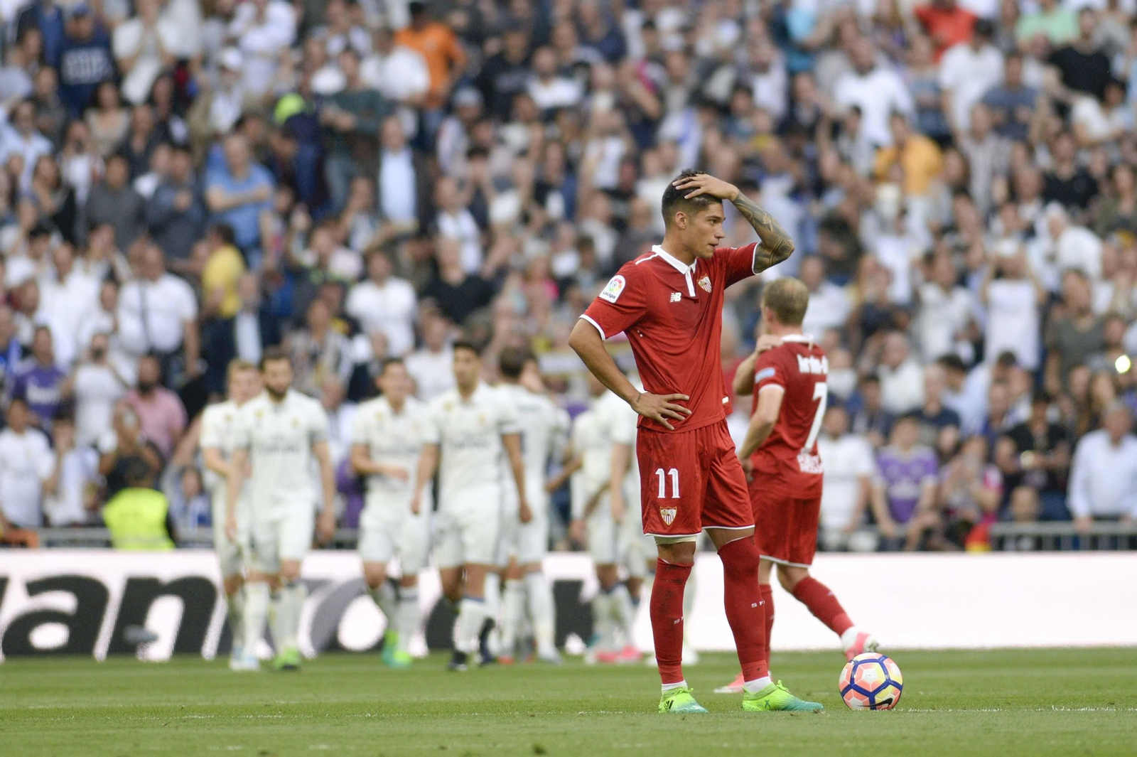 Correa se lamenta mientras los madridistas celebran uno de los tantos.