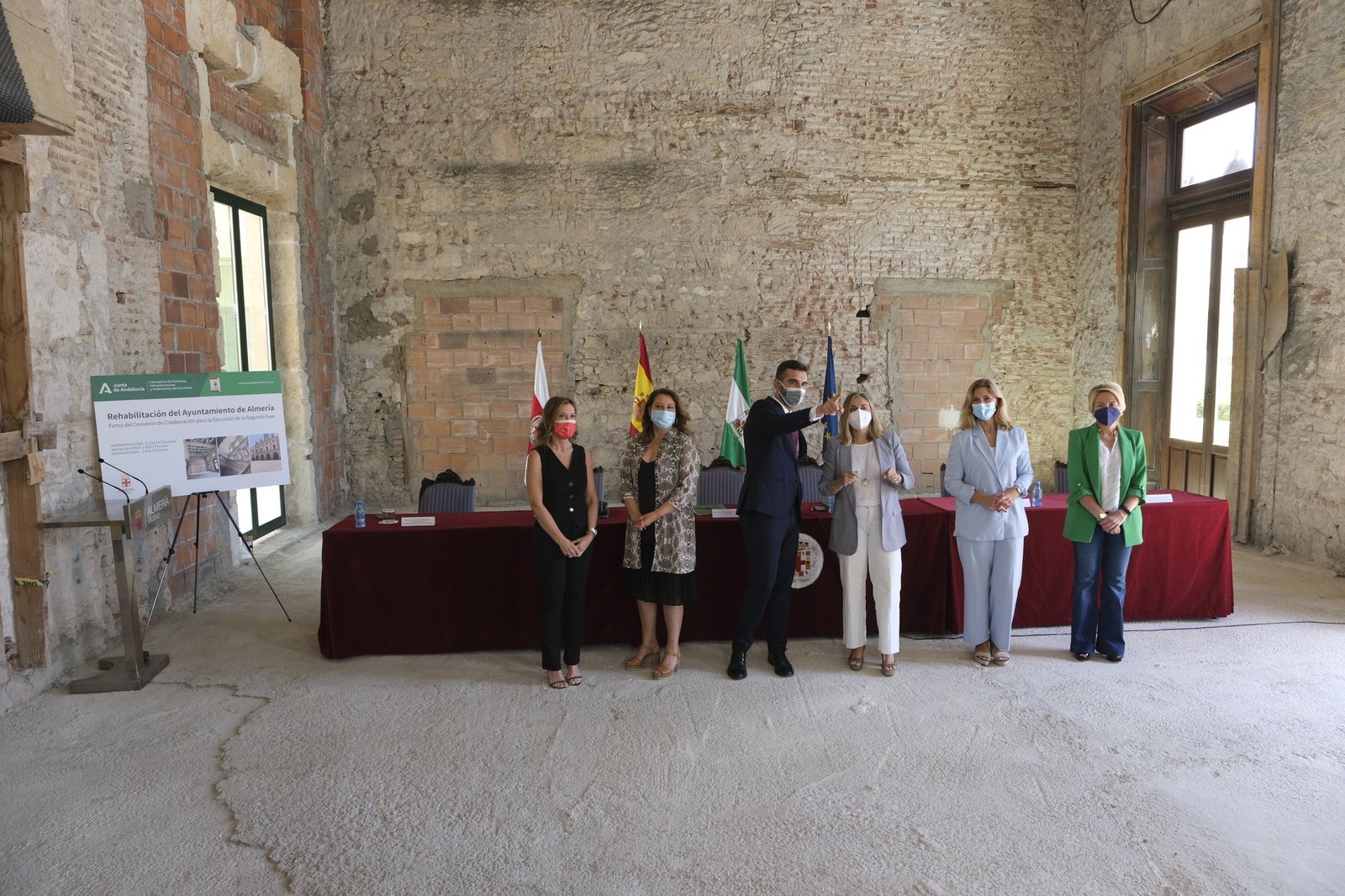 Fotogalería de la firma del convenio de las obras finales del edificio del Ayuntamiento de Almería