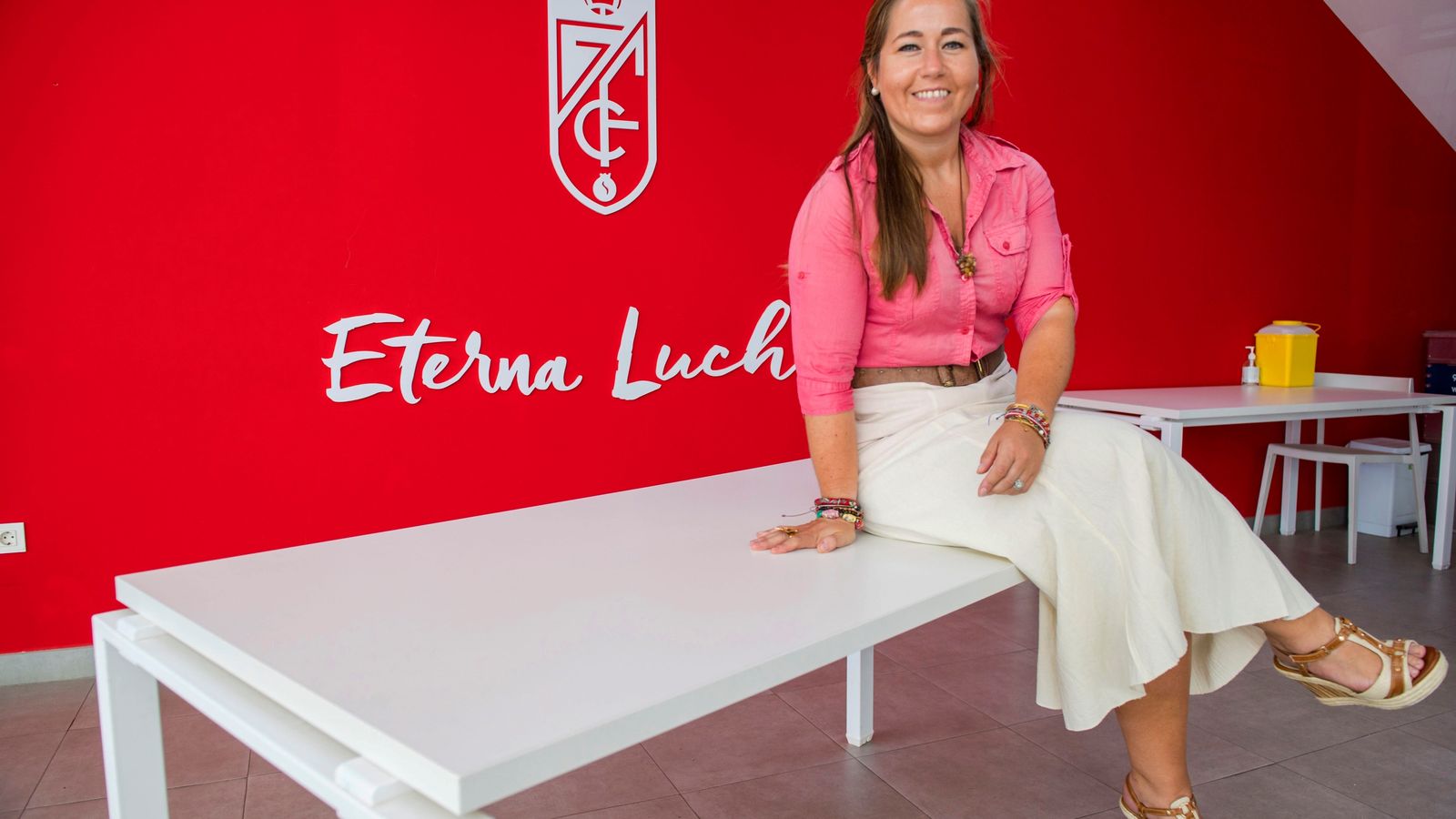 Patricia Rodríguez, en la ciudad deportiva con el escudo y el lema del Granada al fondo