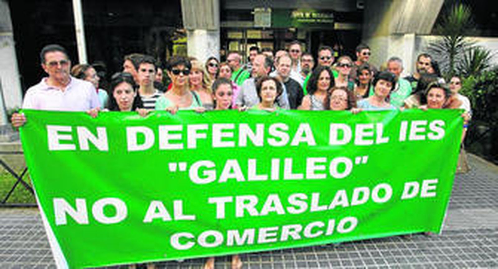 Profesores, alumnos y vecinos en un acto de protesta ayer frente a la Delegación de Educación.