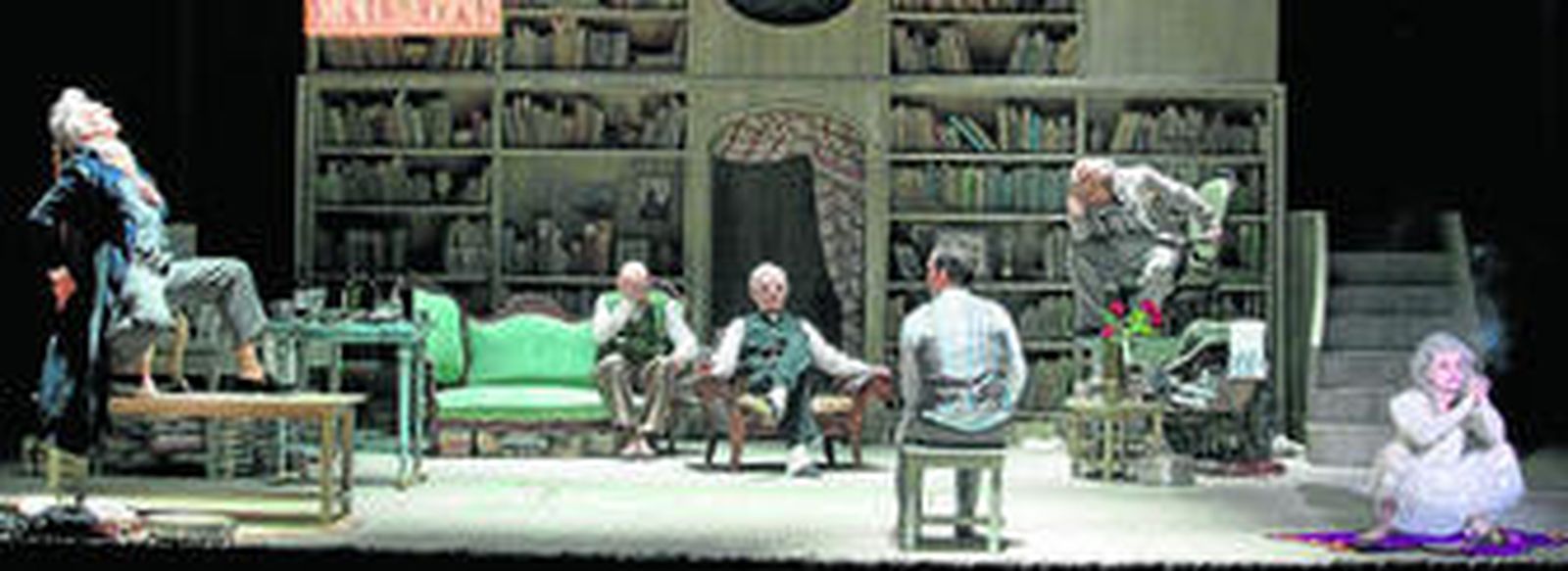 1. Una de las escenas de La avería, basada en el inquietante relato de Friederich Dürrenmatt. 2. La obra gira en torno a unos ancianos que inician un inquietante debate sobre los conceptos de ley y justicia. 3. La actriz y directora Blanca Portillo, rodeada del elenco: Emma Suárez, José Luis García Pérez, Asier Etxeandia, Fernando Soto, José Luis Torrijo y Daniel Grao.