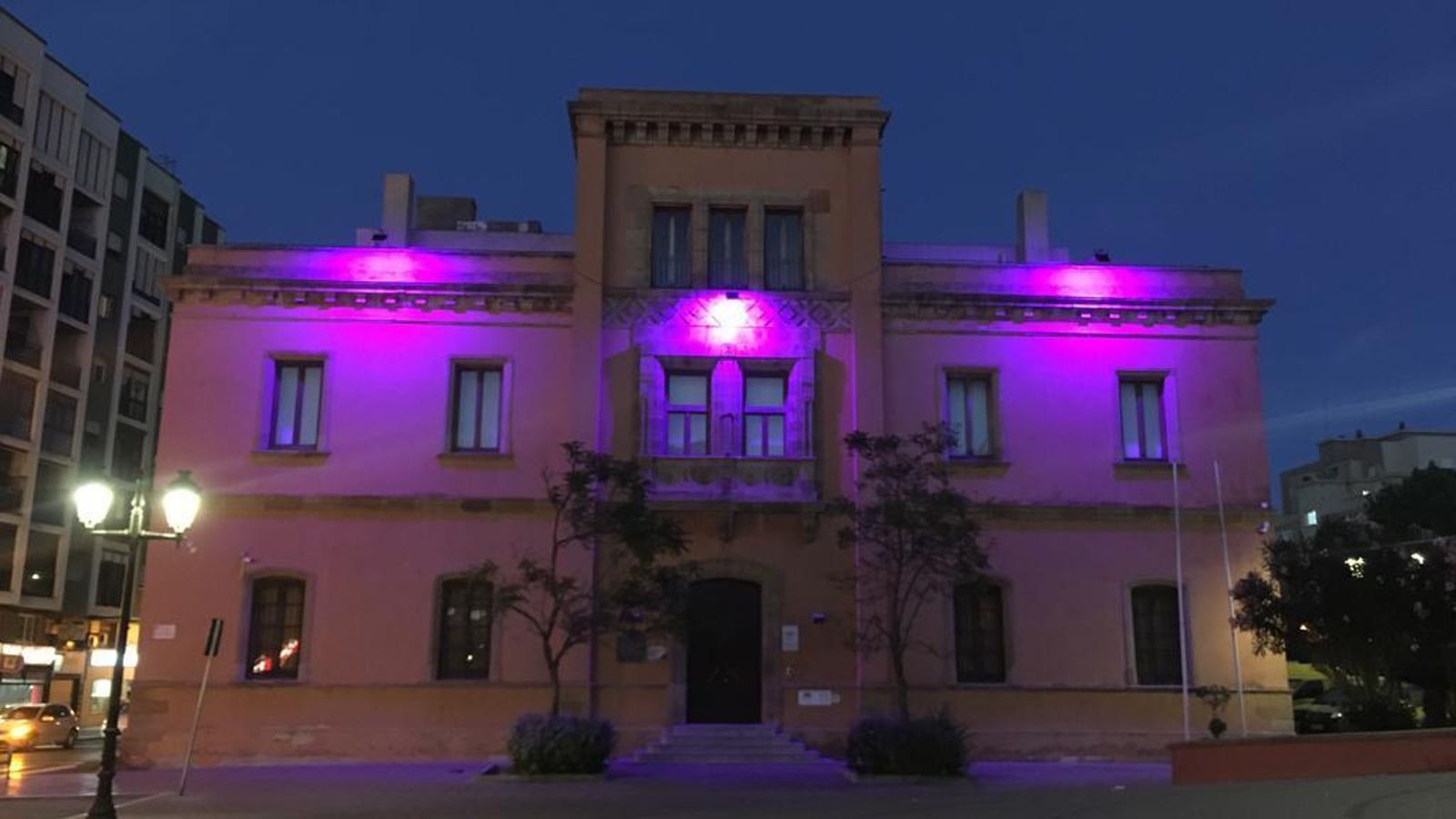 El edificio Ïstmo de La Línea, con iluminación en morado, el pasado año. El edificio Ïstmo de La Línea, con iluminación en morado, el pasado año.