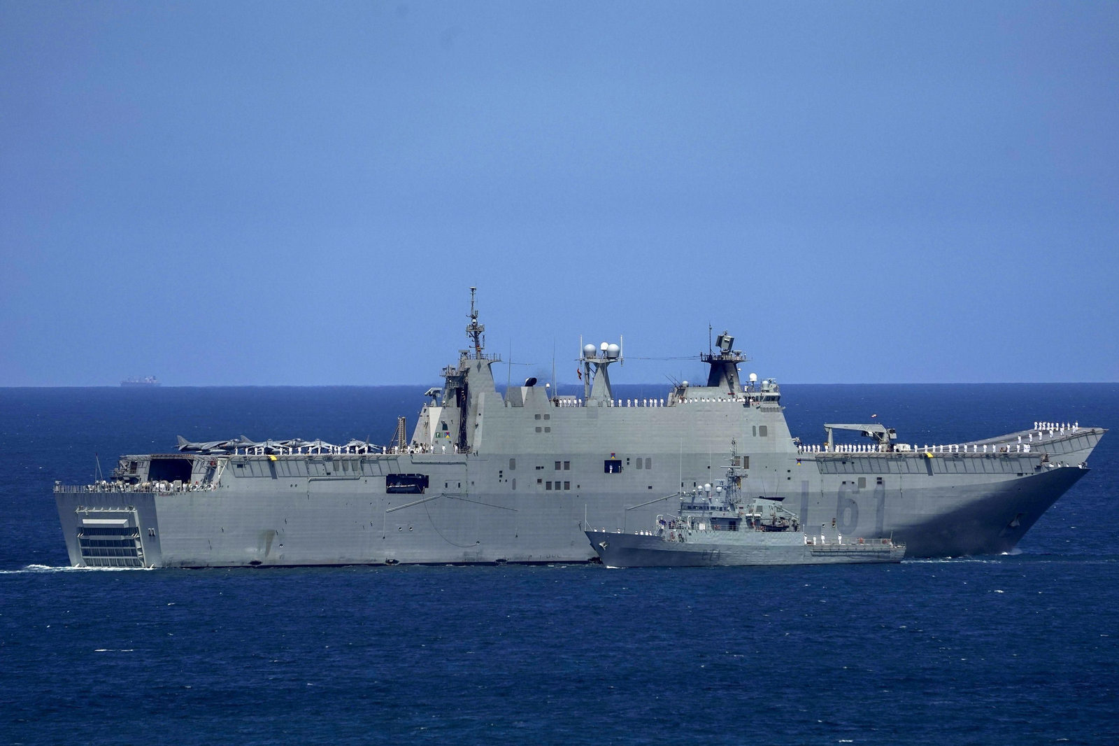 Las espectaculares imágenes de la exhibición por el Día de las Fuerzas Armadas en Gijón