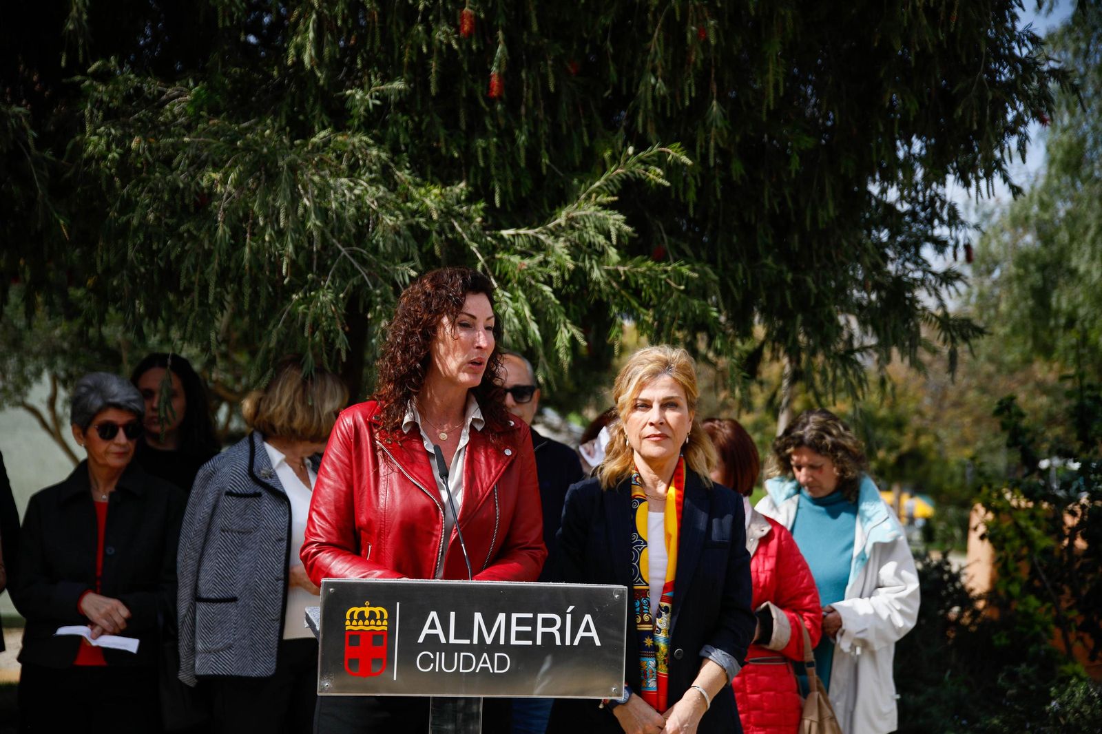 Las imágenes de la plantación de un olivo y el entierro de una cápsula del tiempo