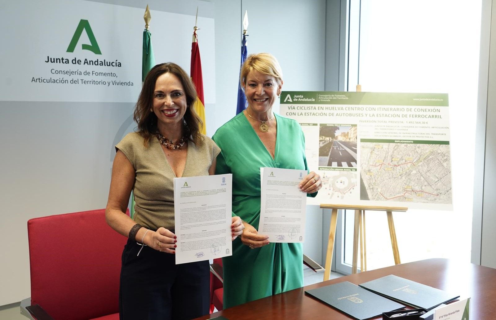 La consejera de Fomento, Rocío Díaz, y la alcaldesa de Huelva Pilar Miranda.