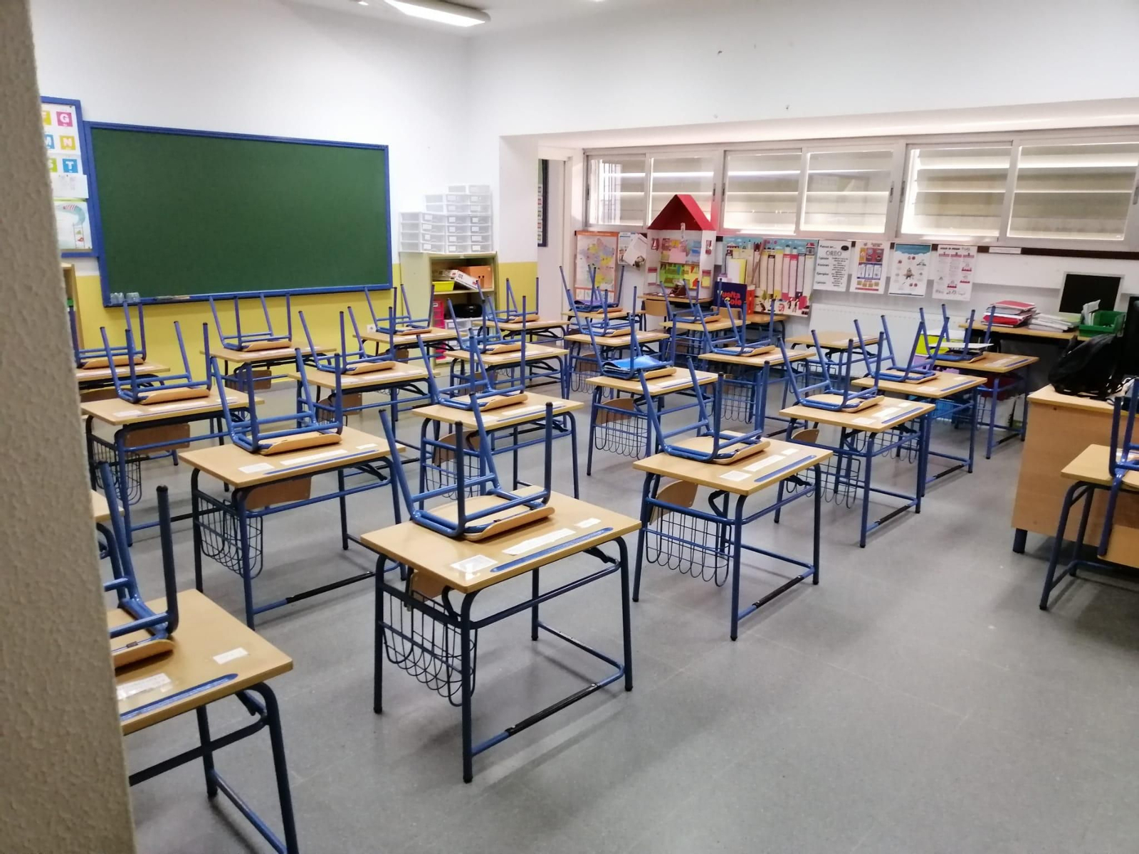 Aulas vacías en un colegio de la ciudad.