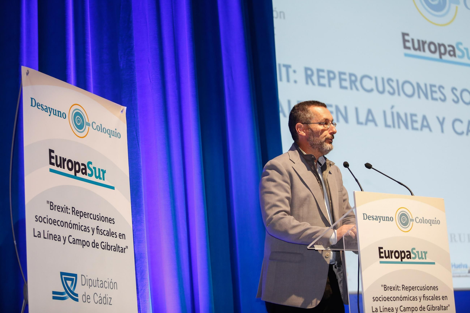 Las fotos del desyuno-coloquio "Brexit: repercusiones socioeconómicas y fiscales en La Línea y el Campo de Gibraltar"