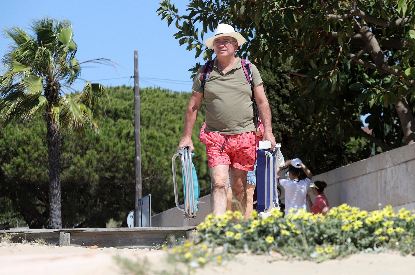 Imágenes del ambiente en la playa en la mañana del domingo en Huelva