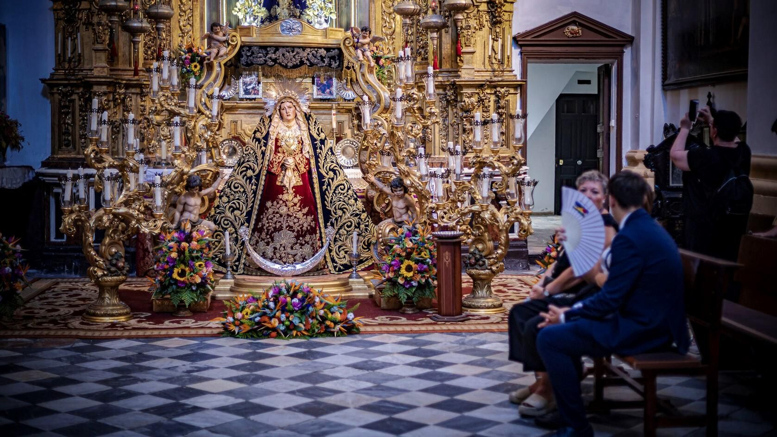 Primer día del besamanos extraordinario por el 75 aniversario del Dogma de la Asunción en Cádiz