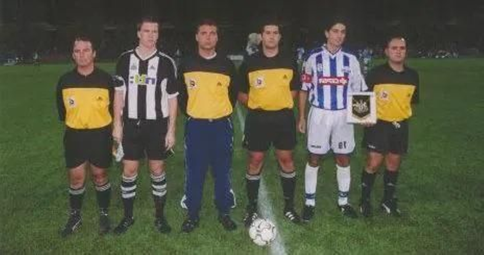 Partido inaugural entre Recreativo y Newcastle el 8 de noviembre de 2001.