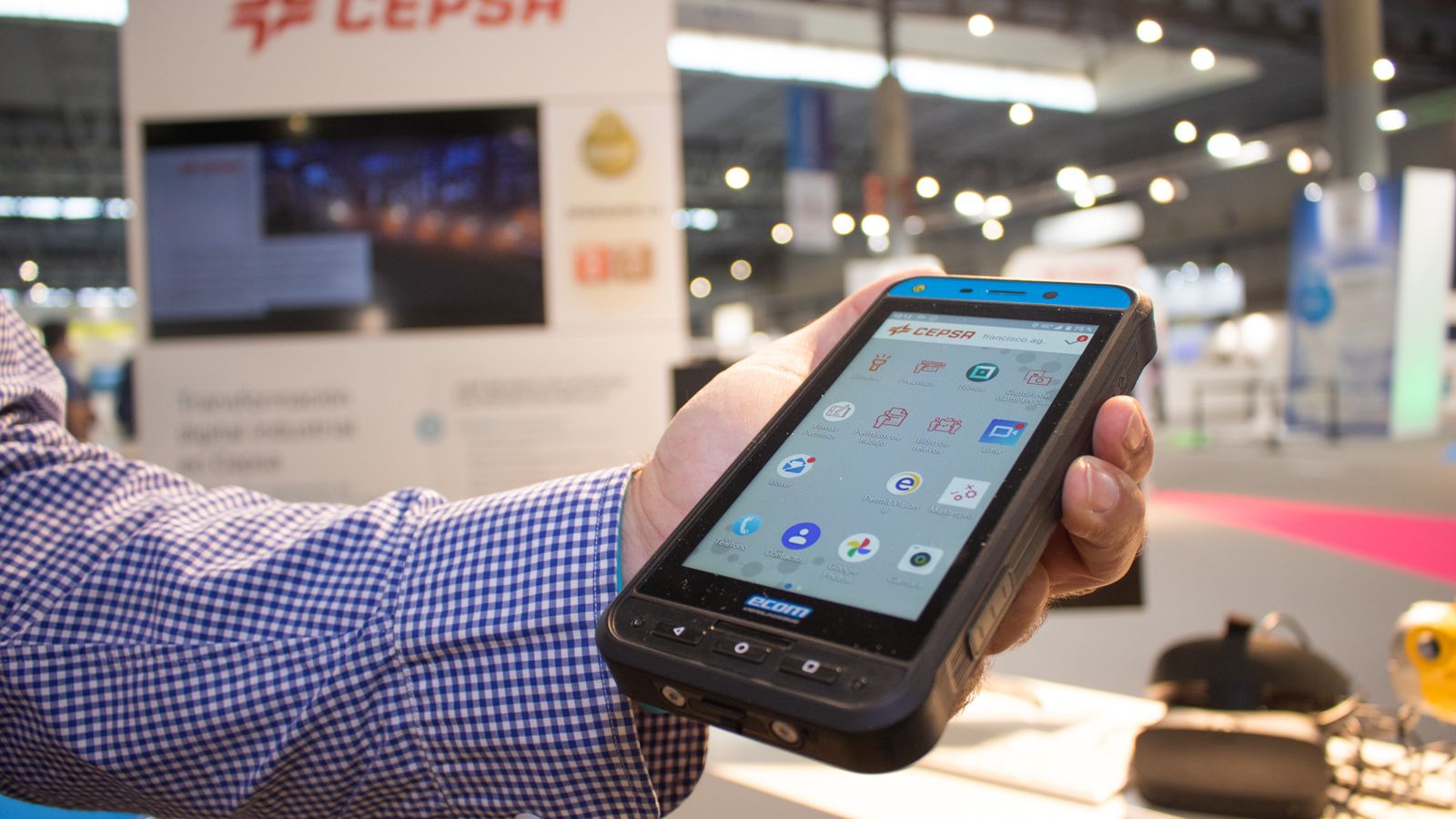 Uno de los dispositivos del operador 4.0 de Cepsa Química