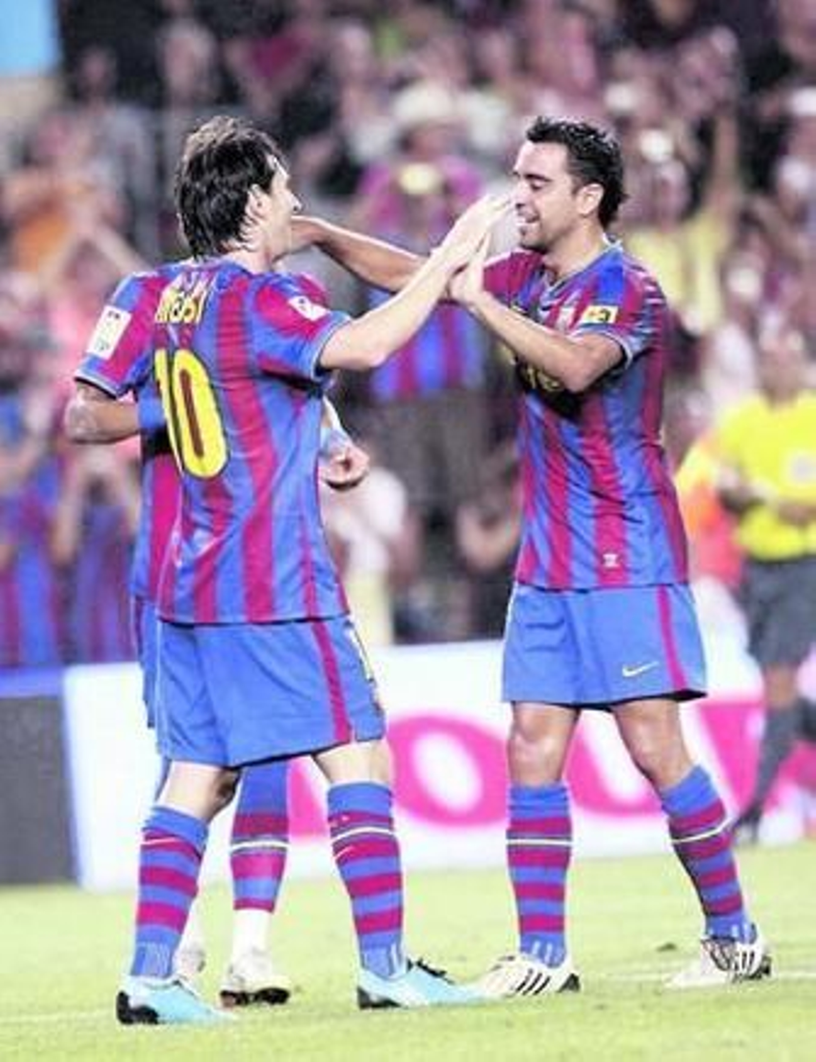 Xavi Hernández felicita a Leo Messi tras un gol del argentino ante el Athletic en la final de la Supercopa de España.