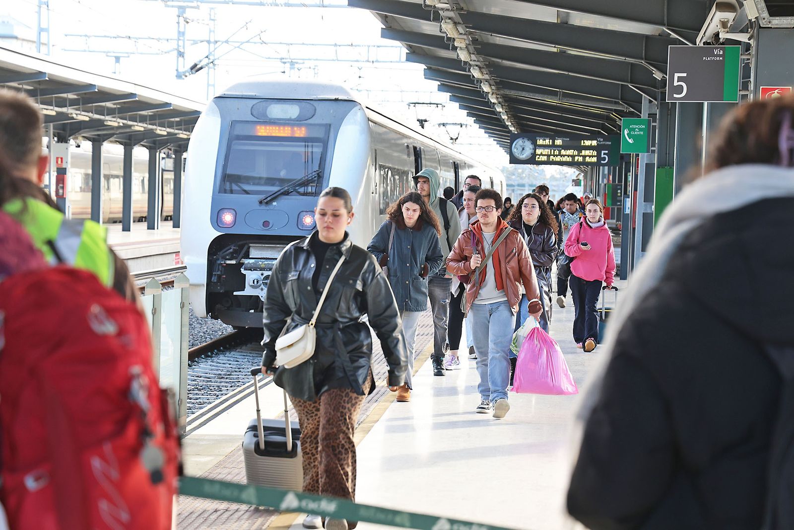 Varias personas llegando a la estación de trenes de Huelva.