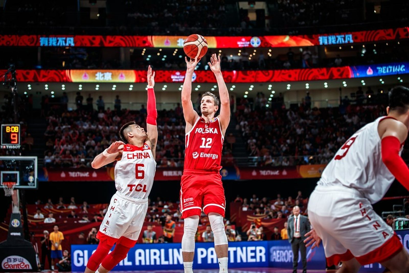 Adam Waczynski lanza a canasta.