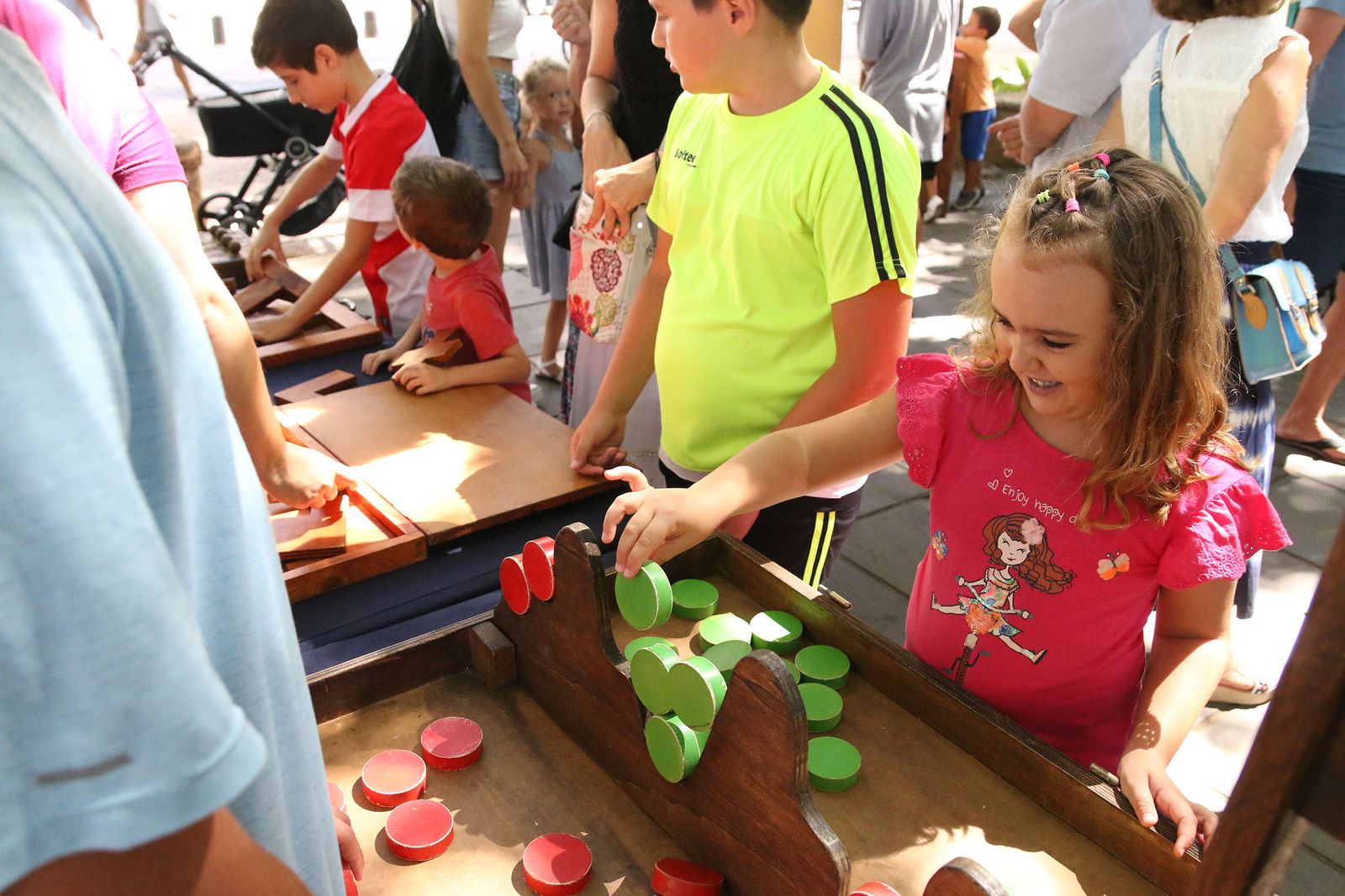Los pequeños disfrutan descubriendo los juegos tradicionales en esta mañana de feria