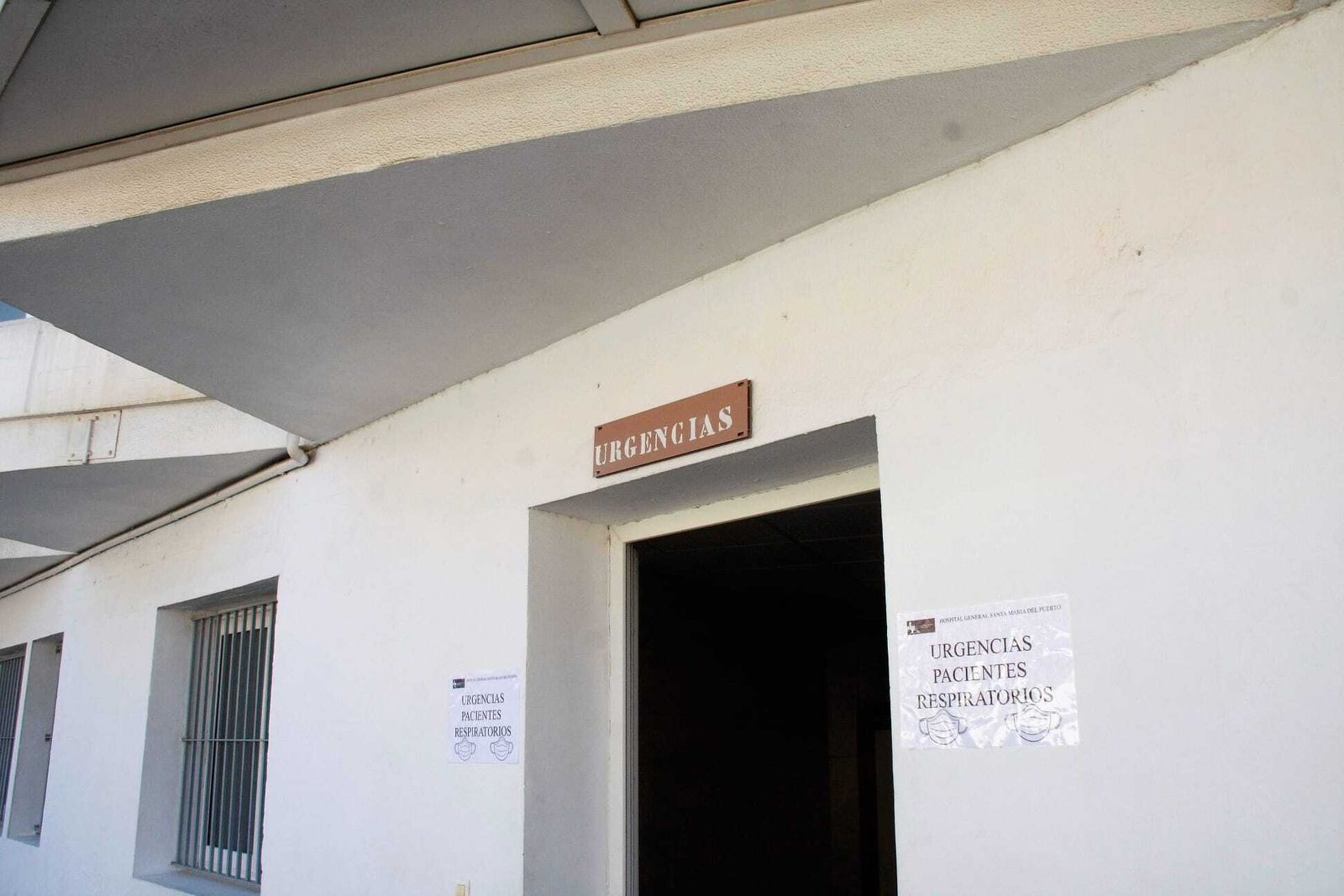 Acceso de Urgencias al hospital Santa María del Puerto.