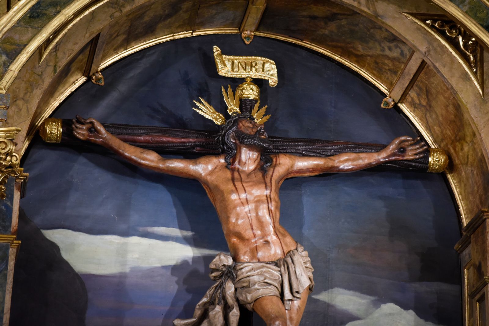 Las imágenes de la restauración del retablo y nueva iluminación de la capilla del Museo