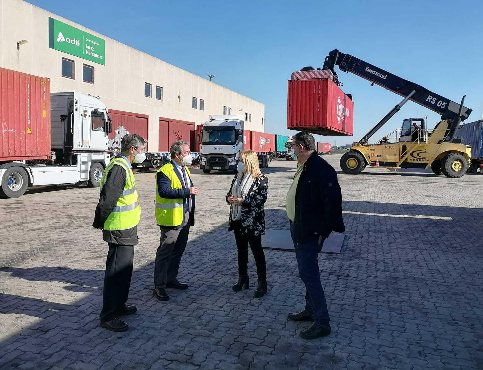 La alcaldesa durante su visita a la estación de mercancías de Adif en Jerez.