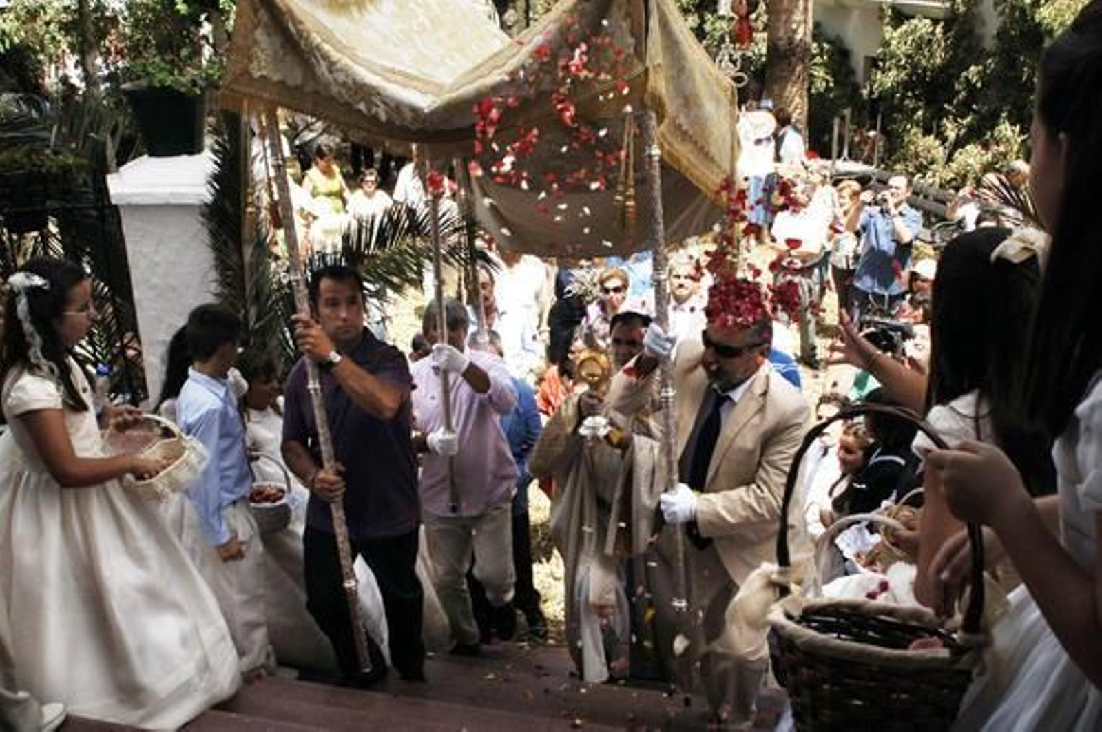 A pesar del caluroso día, ambas procesiones (declaradas de interés turístico) fueron seguidas por una gran cantidad de vecinos y visitantes. /Fotos: Ramón Aguilar

Foto: Ramon Aguilar