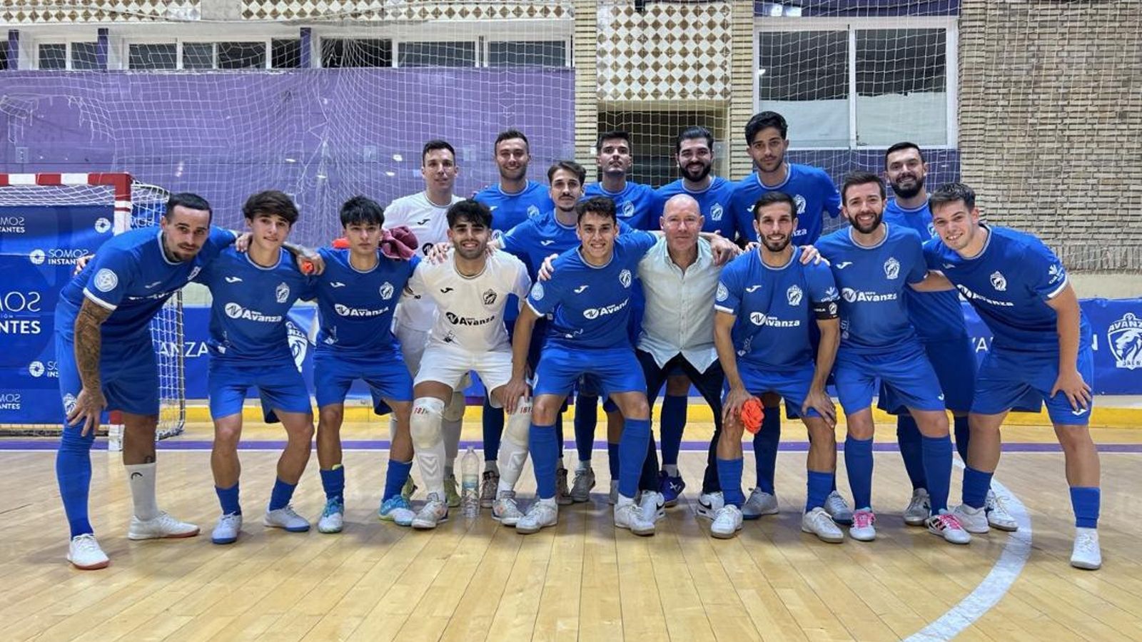 José López posa con la actual plantilla dle CD Avanza Jaén.