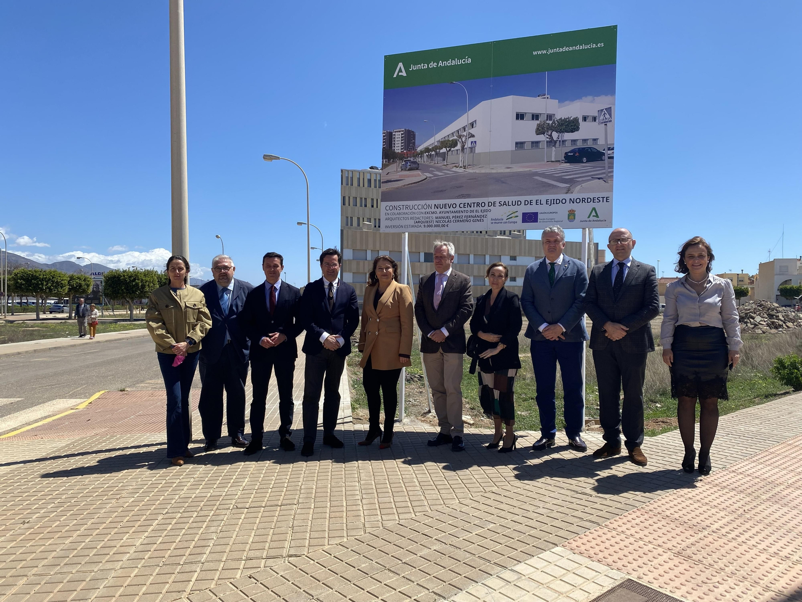 Los representantes públicos, en el solar donde se construirá el centro de salud.