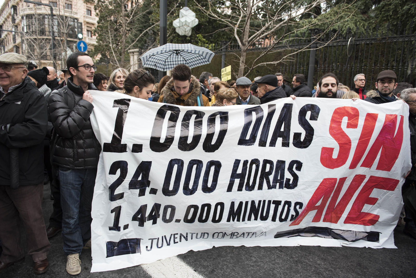 Manifestación ayer en Granada para reclamar a vuelta de las conexiones por tren tras más de mil días de aislamiento ferroviario.