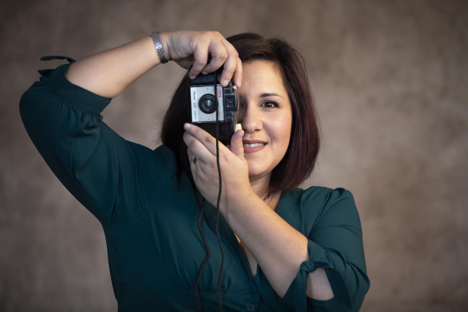 La fotógrafa Verónica Fernández en su estudio ubicado en Peligros, Granada