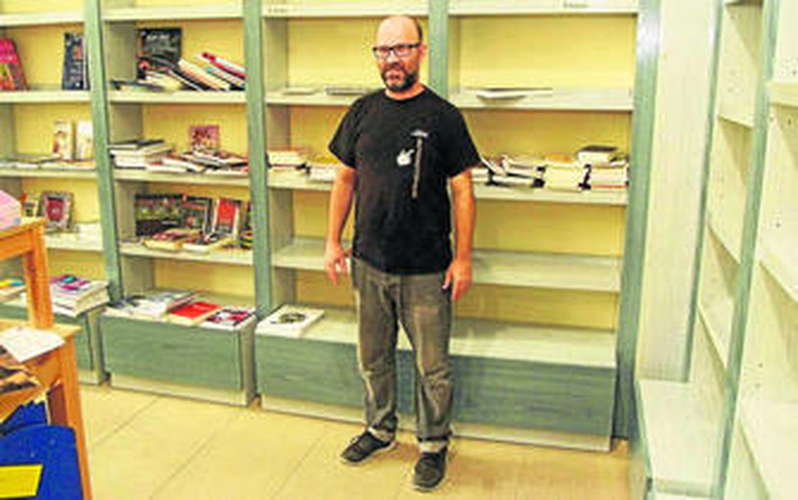 Manuel García Iborra, ayer, en la Librería Sintagma, con algunas estanterías ya completamente vacías de libros.
