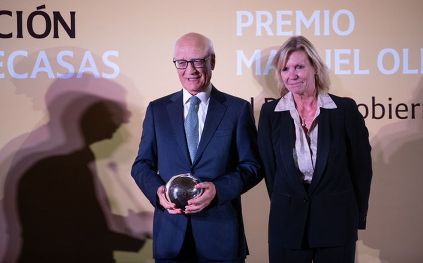 José Antonio Tazón, presidente de Amadeus, sostiene el premio Manuel Olivencia, entregado por Macarena Olivencia, a su izquierda.