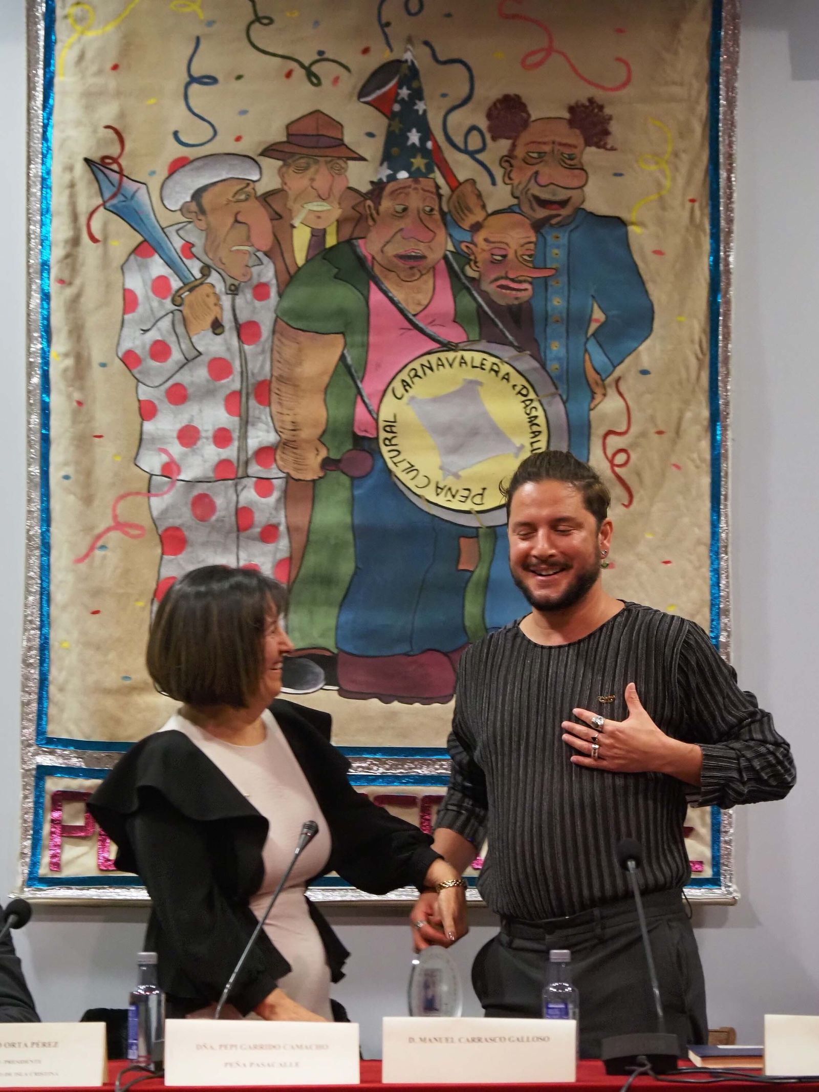 Manuel Carrasco regresa a su Isla Cristina para recibir el Galardón de la Peña Pasacalles, en imágenes