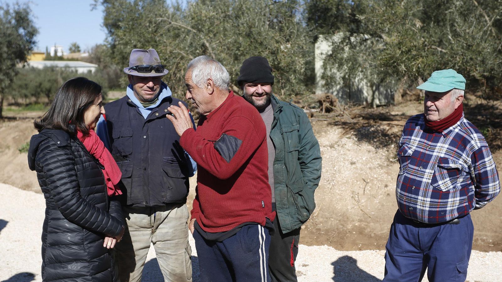 Margarita Robles charla con Manuel Corona, agricultor de Casariche.