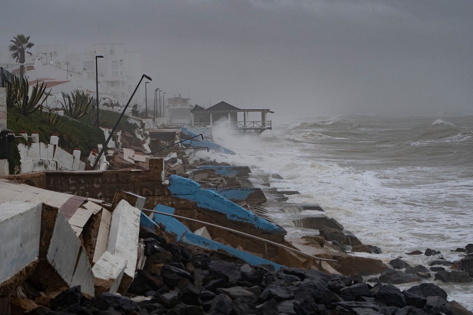 Destrozos del temporal en el paseo marítimo de Matalascañas.
