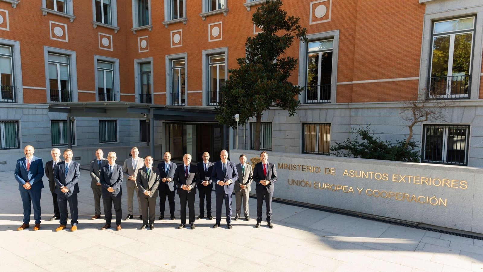 Albares y las autoridades, en la puerta del Ministerio en Madrid.