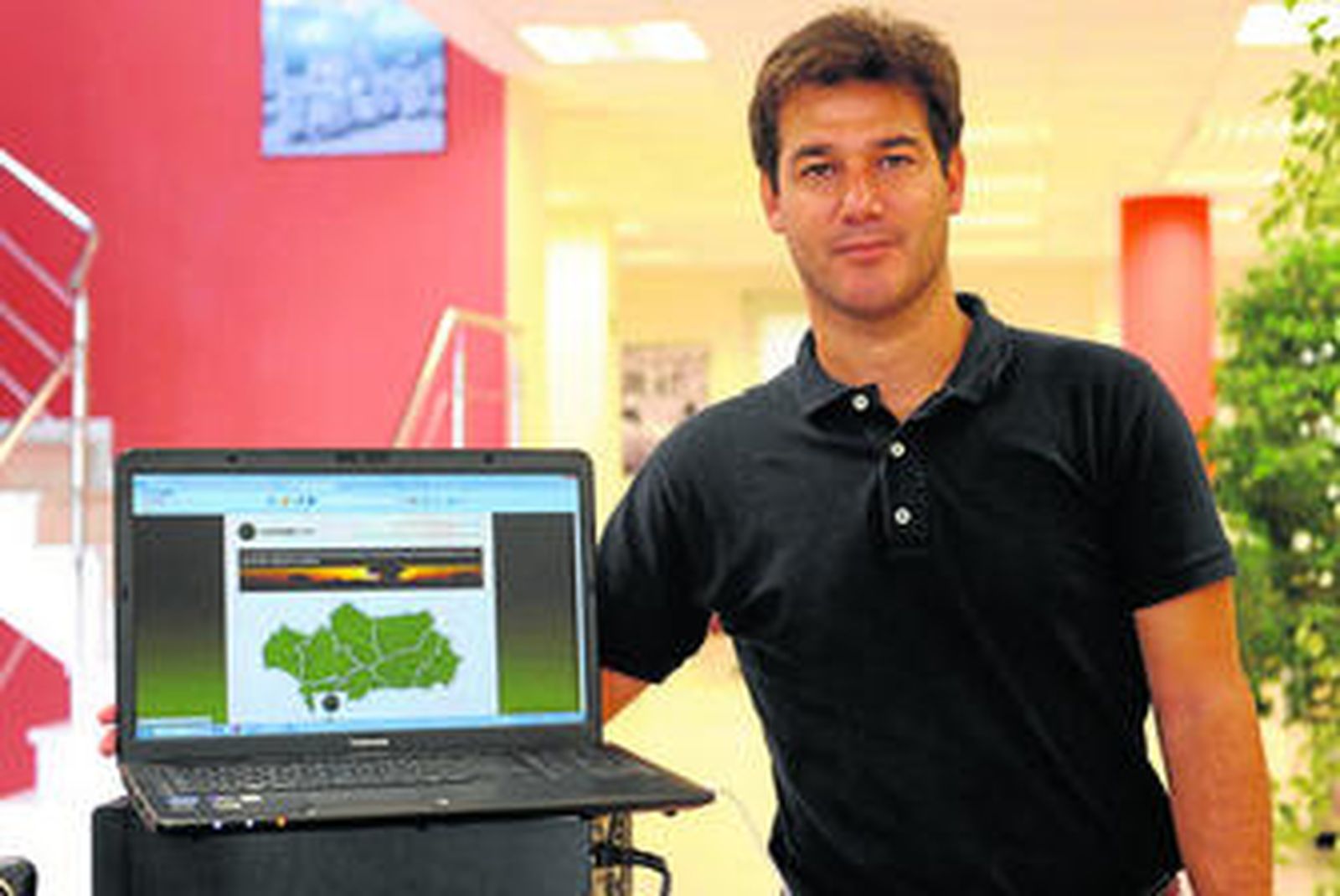 Juan Manuel Ramírez, creador de Cazaren.com, muestra la plataforma de reservas en un portátil.