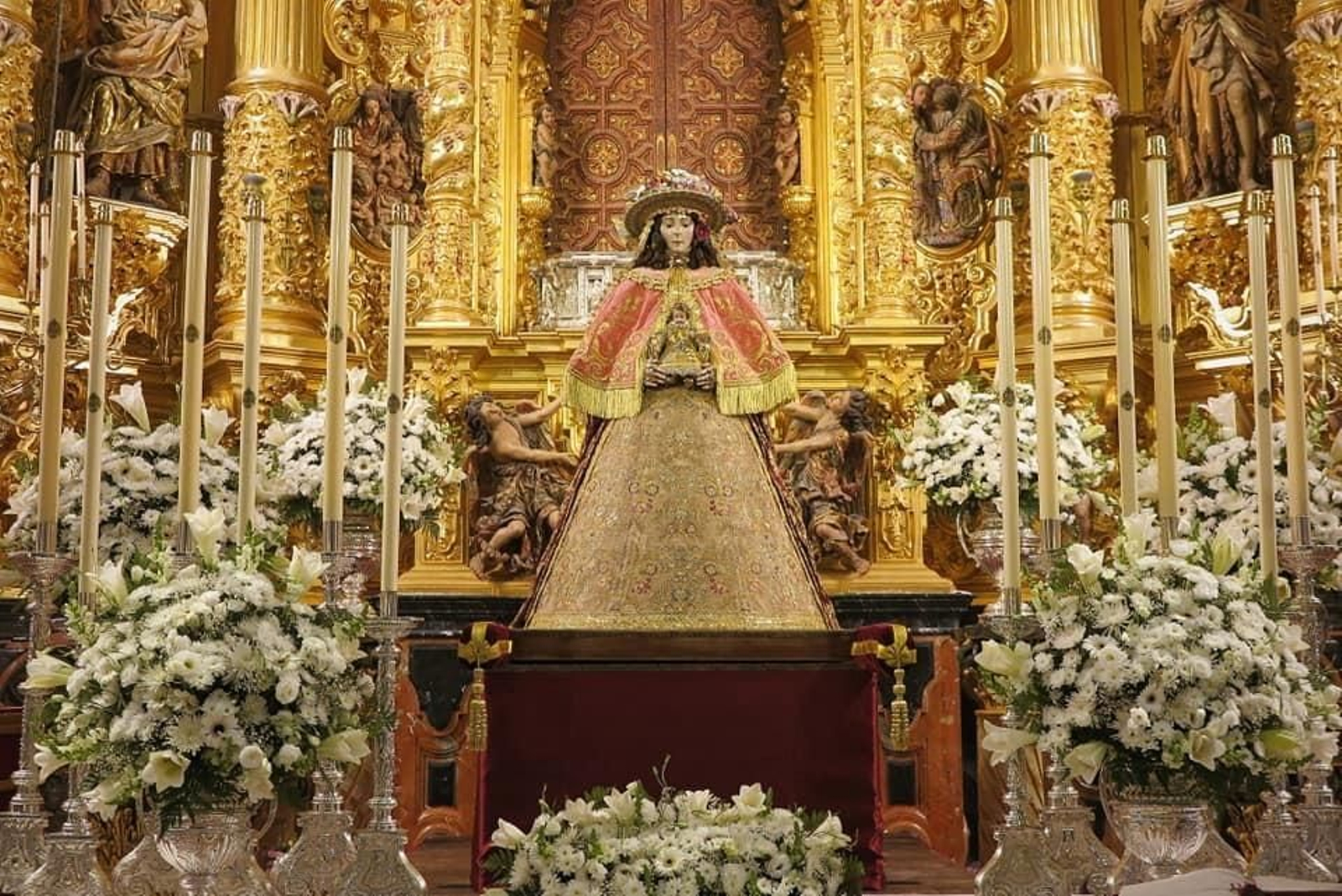 La Virgen del Rocío ha amanecido vestida de Pastora este sábado.