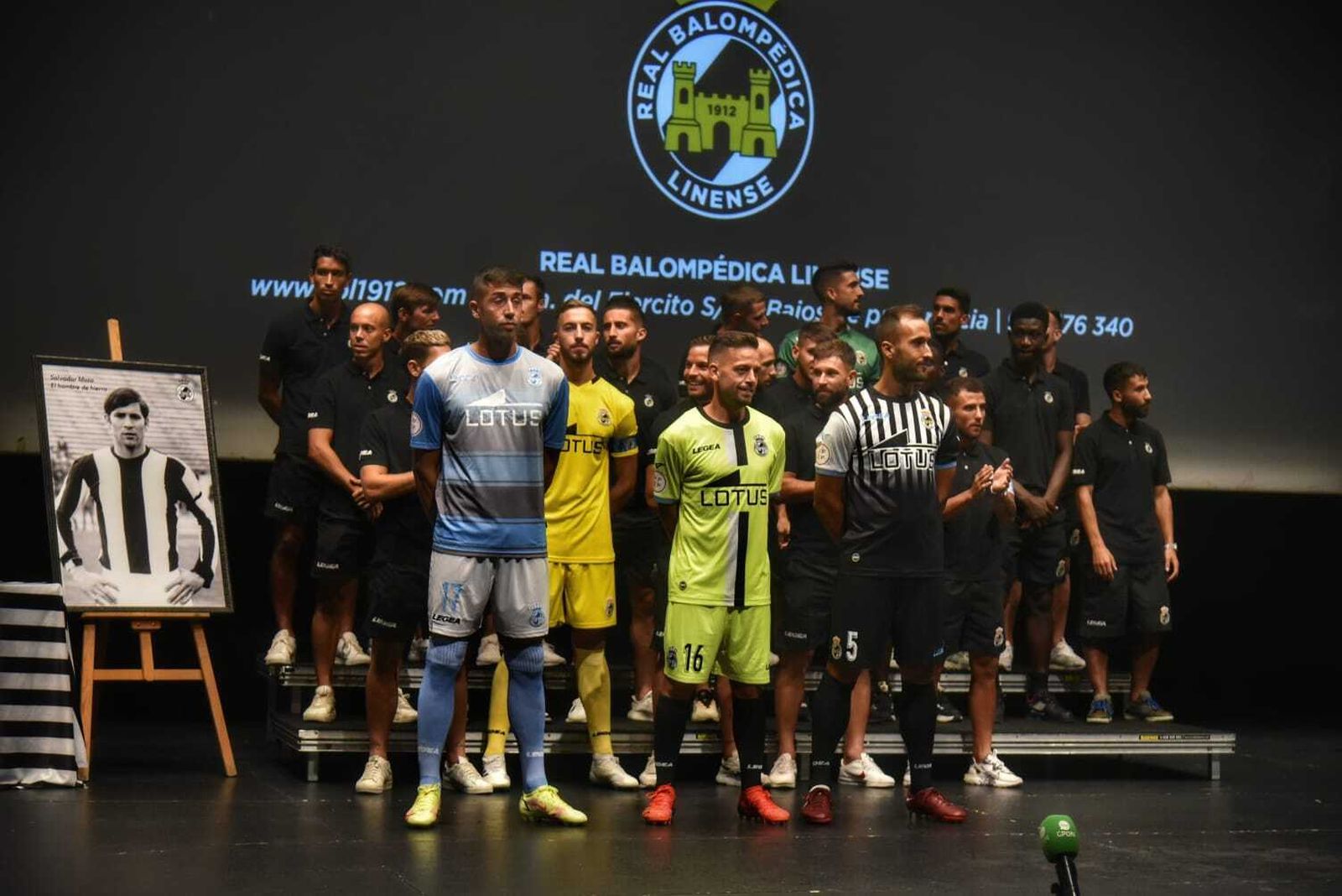 Los jugadores y técnicos de la Balona, al final del acto