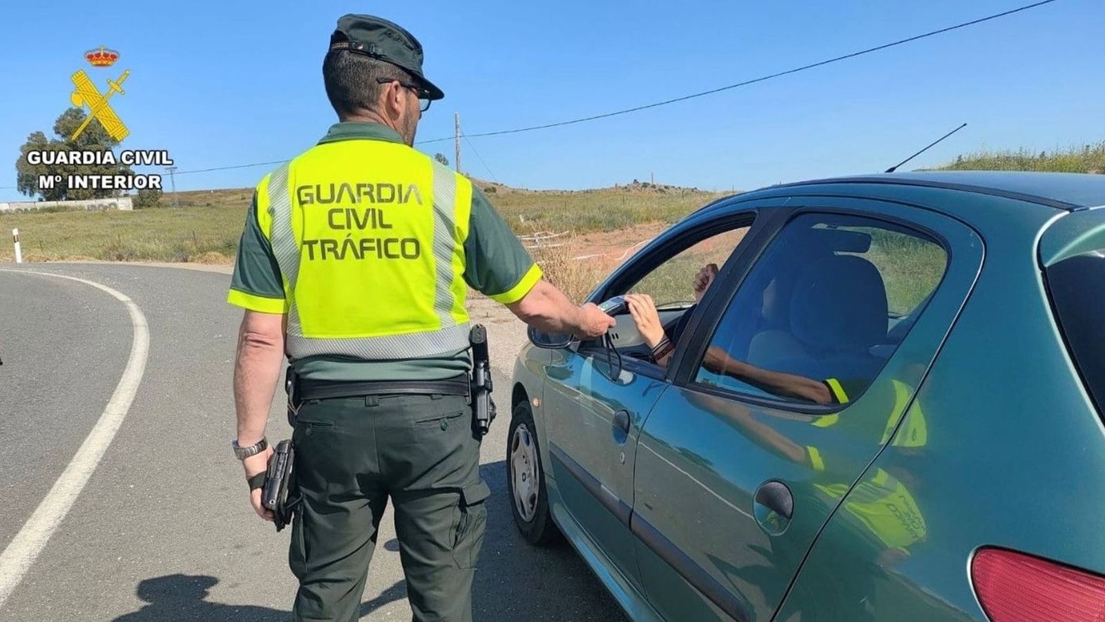 Imagen de archivo de un agente de Tráfico en uno de los dispositivos.